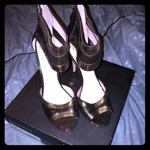Brand NEW Vince Camuto Beautiful Bronze Sandals!!